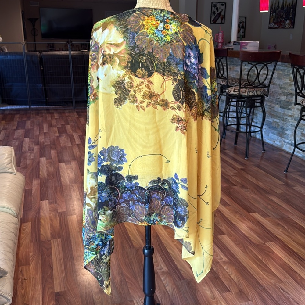 Size medium yellow floral overlay top with attached tank underneath - Picture 4 of 5